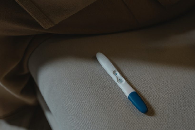 Μπροστά σε ένα ανεπιθύμητο θετικό τεστ εγκυμοσύνης