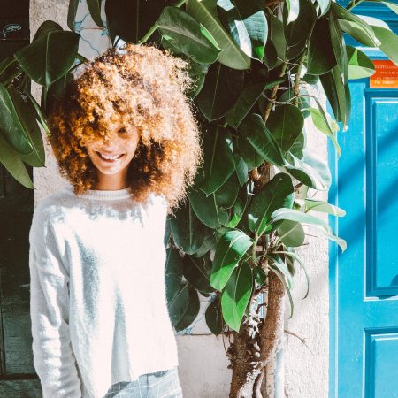 Nέα έρευνα δείχνει πως τα σγουρά μαλλιά είναι εξελικτικό πλεονέκτημα!