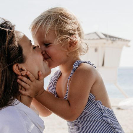 Μια ψυχολόγος ζητάει να σταματήσουμε να φιλάμε παιδιά στο στόμα