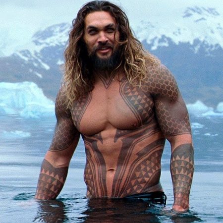 Video: O Jason Momoa κολυμπάει με καρχαρίες μια χαλαρή Παρασκευούλα!