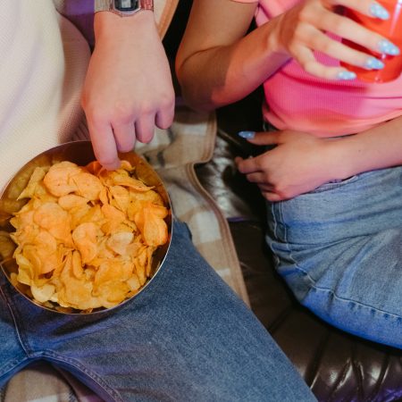 Έξαλλοι οι γονείς με τα πατατάκια με γεύση @ιδοίου (γιατί αυτό μάς μάρανε)
