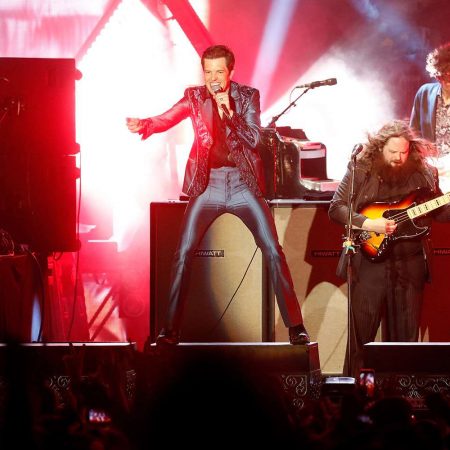 Άγριο γιουχάρισμα για τους Killers στη Γεωργία όταν ανέβασαν στη σκηνή Ρώσο ντράμερ