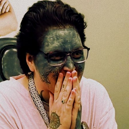 Tη νάρκωσαν και της έκαναν τατού βρισιές σε ολόκληρο το πρόσωπο