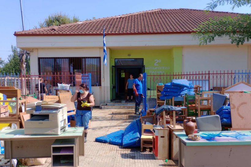 Θεσσαλία: Εκπαιδευτικοί από όλη τη χώρα ξανά στήνουν τα σχολεία από το μηδέν
