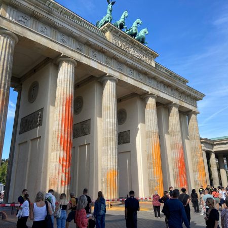 Γερμανία: Ακτιβιστές για το κλίμα έβαψαν την πύλη του Βραδεμβούργου