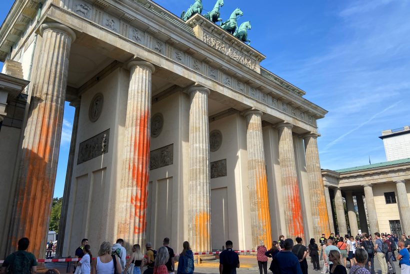 People walk in front of the Brandenburg Gate after Last Generation ("Letzte Generation") climate activists threw paint on the columns of the Brandenburg Gate in Berlin, Germany, September 17, 2023. REUTERS/Swantje Stein