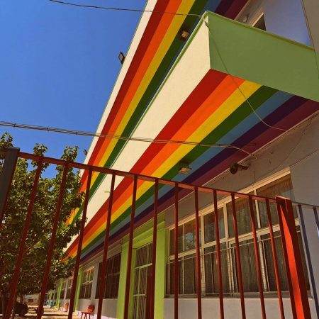 Σχολείο στην Κόρινθο βάφτηκε σαν «ουράνιο τόξο» κι οι γονείς φλίπαραν!