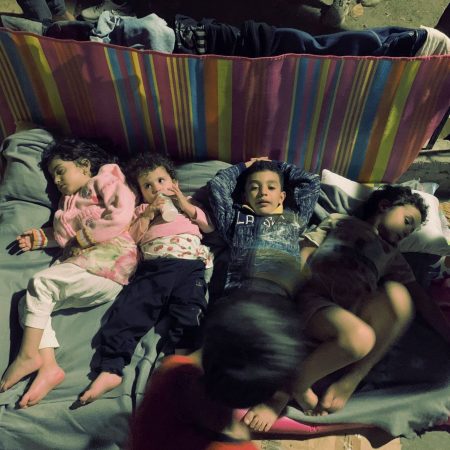 Γιατί 65 πρόσφυγες είναι «αφημένοι» 10 μέρες δίπλα στο Δημαρχείο της Ρόδου;