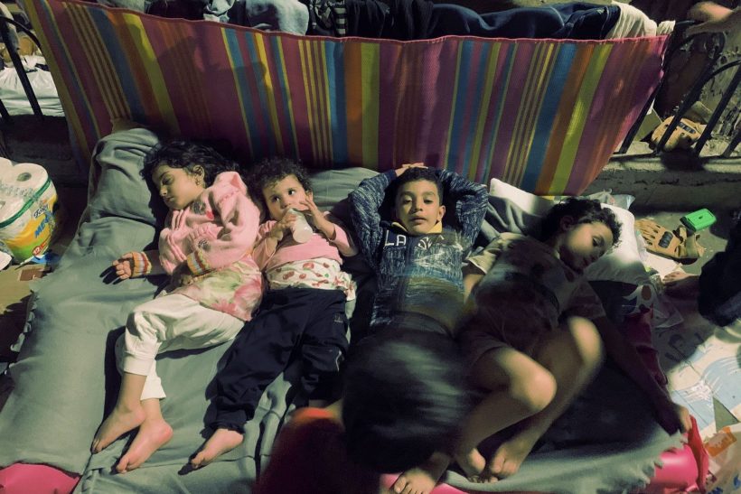 Γιατί 65 πρόσφυγες είναι «αφημένοι» 10 μέρες δίπλα στο Δημαρχείο της Ρόδου;