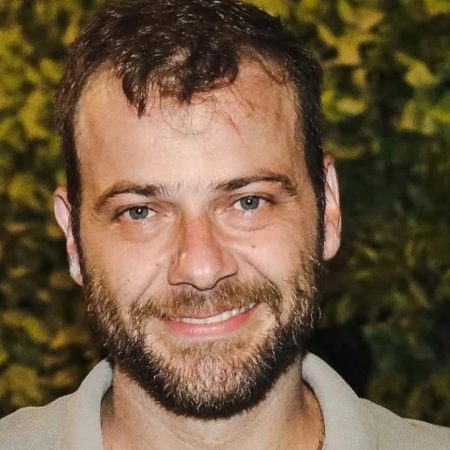 Ο Ορέστης Τζιόβας δε μασάει τα λόγια του για ρατσιστές κι ομοφοβικούς