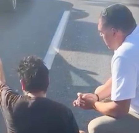 Κατάλαβε ότι βρισκόταν σε αυτιστική κρίση και ξάπλωσε μαζί του στο δρόμο