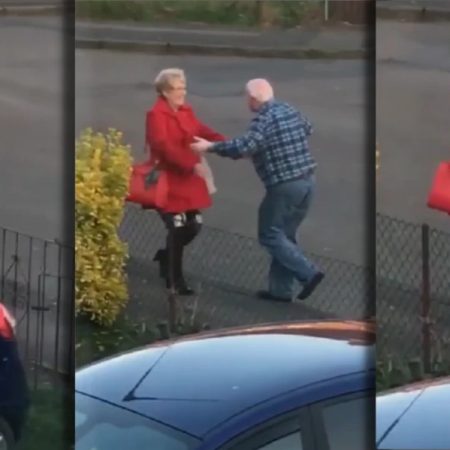 Ηλικιωμένος υποδέχεται κάθε μέρα τη γυναίκα του χορεύοντάς της στον δρόμο