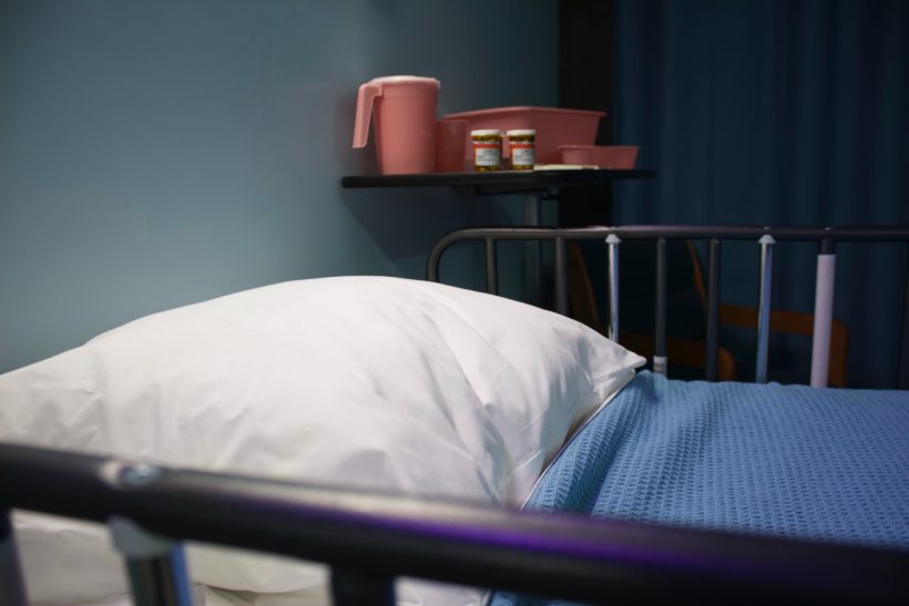 Υποβοηθούμενη εuθανασiα: Δικαίωμα ή παραβίαση των ανθρωπίνων δικαιωμάτων και της ηθικής;