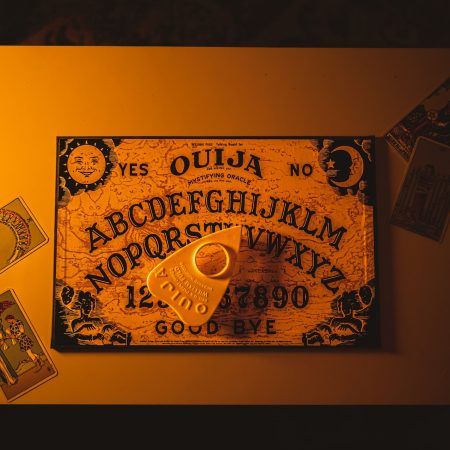 Το ouija board δουλεύει στ' αλήθεια αλλά δε μιλάμε ακριβώς με φαντάσματα