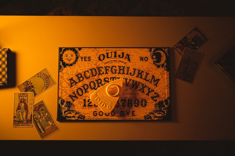 Το ouija board δουλεύει στ' αλήθεια αλλά δε μιλάμε ακριβώς με φαντάσματα