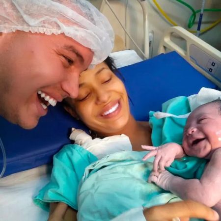 Νεογέννητο χαμογελάει στο άκουσμα της φωνής του μπαμπά