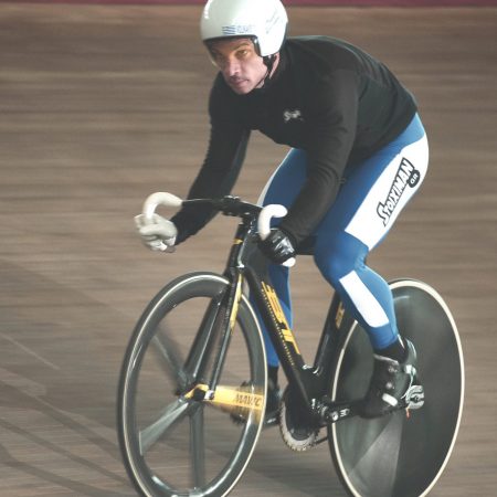 Σε άλλα νέα οι πρωταθλητές-ποδηλάτες μας προπονούνται έξω στον δρόμο