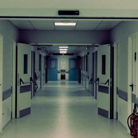 13χρονη που δεν ήξερε ότι ήταν έγκυος γέννησε στην τουαλέτα νοσοκομείου