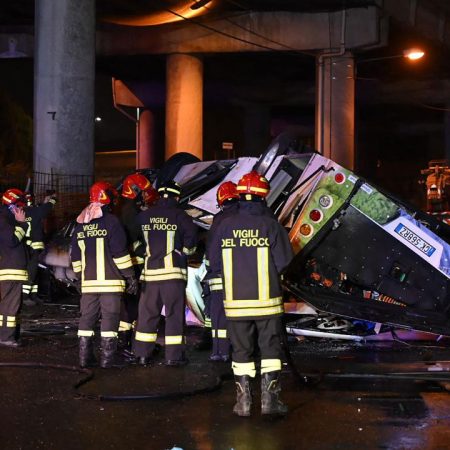 21 άνθρωποι νεκροί μετά από πτώση λεωφορείου από γέφυρα στη Βενετία