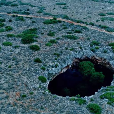 Στη Μάνη υπάρχει μια «μαύρη τρύπα» που δεν την έχει δει ποτέ ο ήλιος