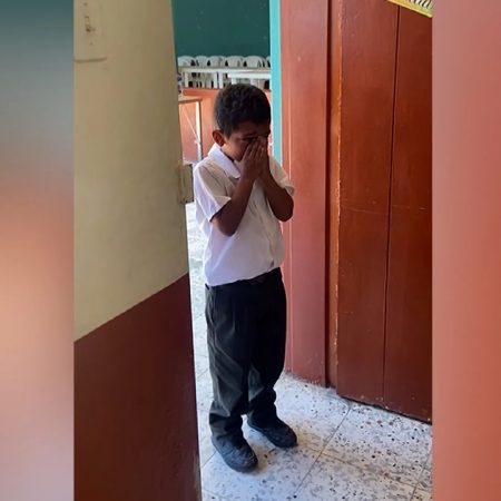 Του έκαναν πάρτι έκπληξη στο σχολείο επειδή η μαμά του δεν είχε την οικονομική δυνατότητα