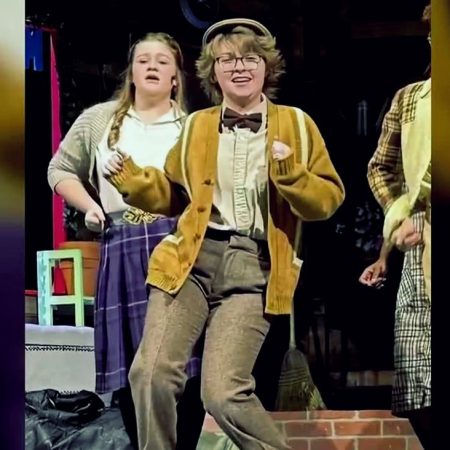 Σχολείο δεν άφησε τρανς μαθητή να κρατήσει τον πρώτο ρόλο σε παράσταση