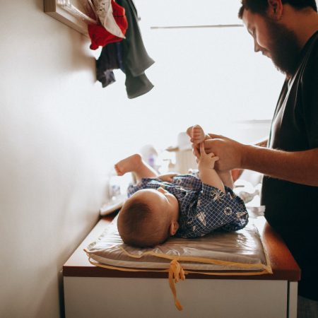 Yπάρχει στίγμα για τον πατέρα που μένει σπίτι με τα παιδιά;