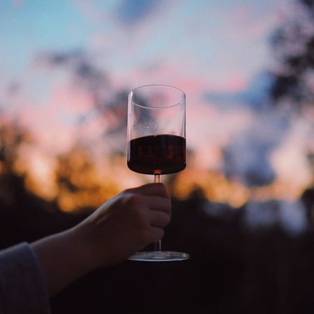10 (πολύ) καλά που θα σου συμβούν αν πιεις απόψε ένα ποτήρι κόκκινο κρασί