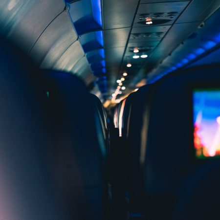 29χρονη συνελήφθη γιατί έκανε με τη βία στομ@τικό σε συνεπιβάτη της