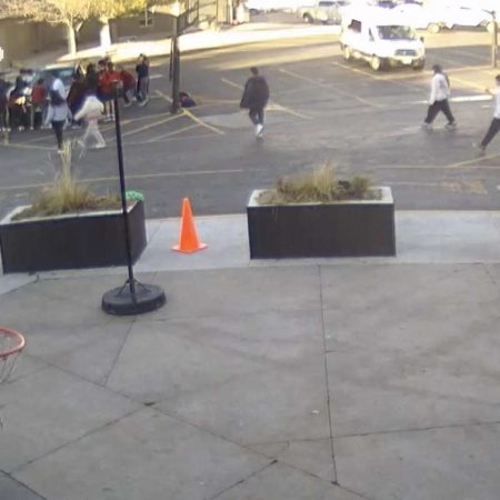 Video: 20 μαθητές σηκώνουν αμάξι για να σώσουν μητέρα και 2 παιδιά