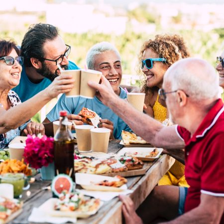 25 λόγοι για να 'μαστε οι θείοι που κάθονται με τη νεολαία