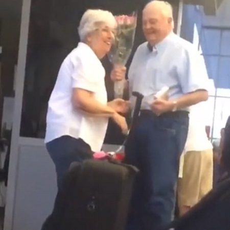 Ο 80χρονος Μπέρνι περιμένει το μωρό του στο αεροδρόμιο κι εμείς λιώνουμε