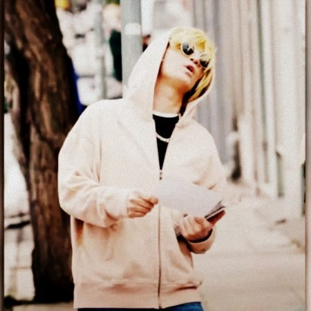 Ο Ρουβάς που μοιράζει φυλλάδια με ξανθιά περούκα είναι ΟΤΚ θα δεις σήμερα