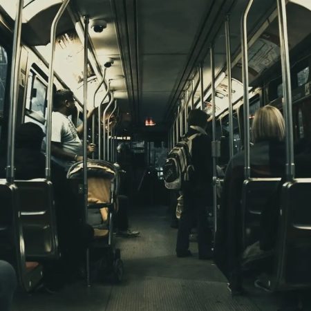 Oδηγός λεωφορείου στην Αθήνα χτύπησε κι αποκάλεσε «αδερφή» επιβάτη