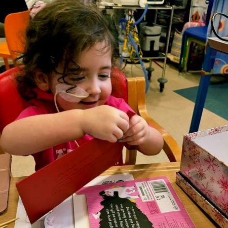 Η 4χρονη Evie λαμβάνει εκατοντάδες κάρτες καθώς περιμένει για μεταμόσχευση καρδιάς