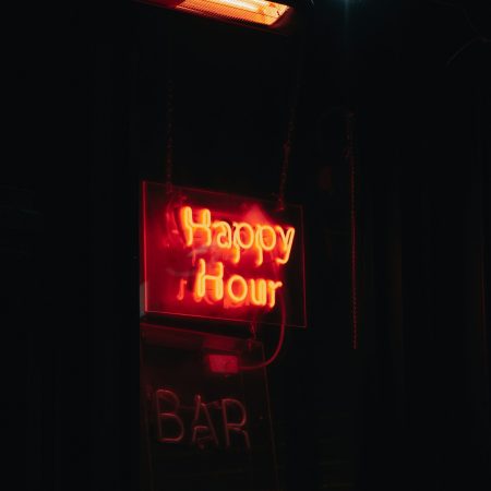Uhappy hour: Κι ομως, υπάρχει ώρα που για να πιεις πρέπει να πληρώσεις παραπάνω