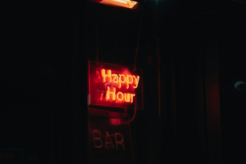 Uhappy hour: Κι ομως, υπάρχει ώρα που για να πιεις πρέπει να πληρώσεις παραπάνω