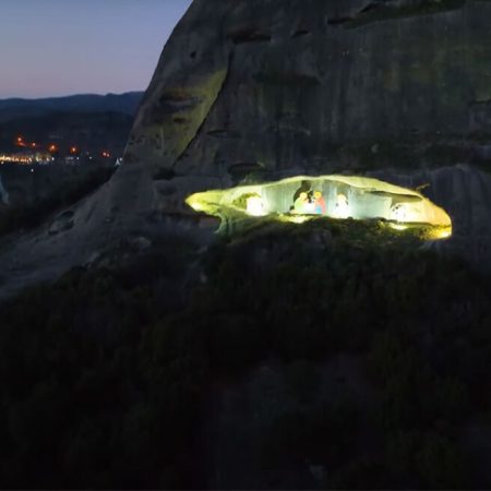 Video: H φάτνη στα Μετέωρα θα σε αφήσει με το στόμα ανοιχτό