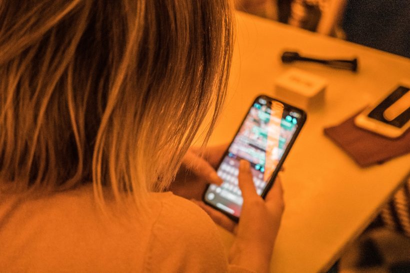 3 apps που σου δίνουν τη δυνατότητα να φλερτάρεις με AI
