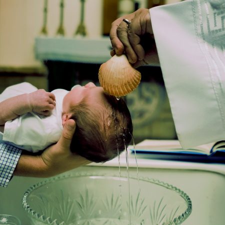Πριν βαφτίσεις το πρώτο σου παιδάκι, κράτα σημειώσεις γι' αυτά τα 7 πράγματα