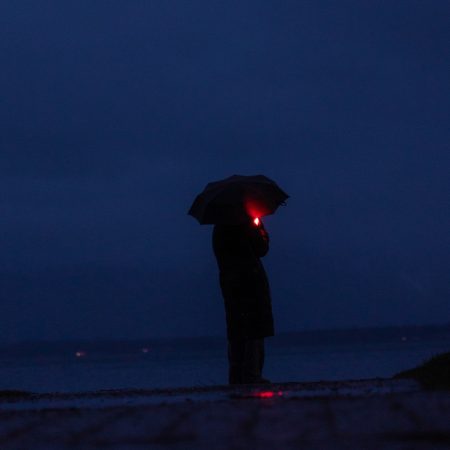 Όσοι μεγαλώσαμε σε μικρές κοινωνίες, φοβόμαστε αν «ρεζίλι θα γίνουμε στη γειτονιά»