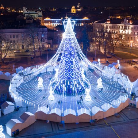 Στην πόλη-έκπληξη που θα δεις το ομορφότερο χριστουγεννιάτικο δέντρο της Ευρώπης