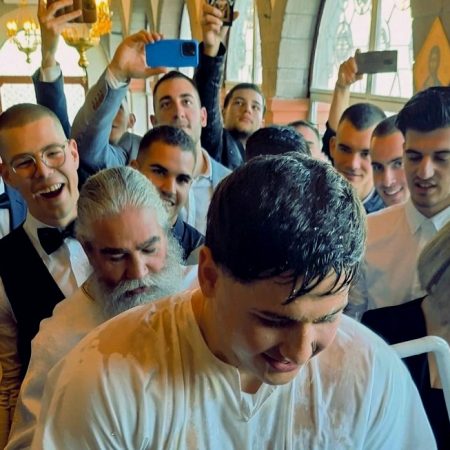 27 νέα παιδιά έγιναν νονοί ενός 20χρονου που βαφτίστηκε Χριστιανός στο Ναύπλιο