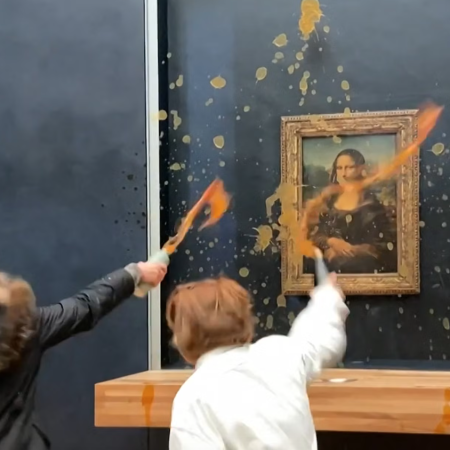 «Ακτιβίστριες» έριξαν ντοματόσουπα στον πίνακα της Μόνα Λίζα στο Λούβρο
