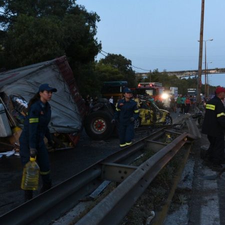 Εύβοια: Νταλίκα αναποδογύρισε από τον αέρα και κρεμάστηκε σε γκρεμό