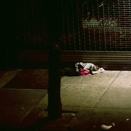 Άστεγος λιπόθυμος στον δρόμο για 3 ώρες και δεν έκανε κανείς τίποτα