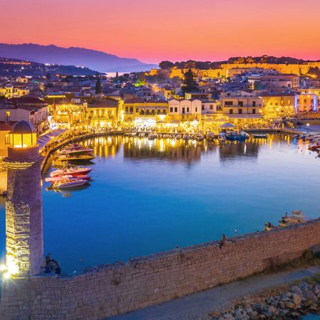 Ρέθυμνο: Το στολίδι της Κρήτης με τον εντυπωσιακό φάρο