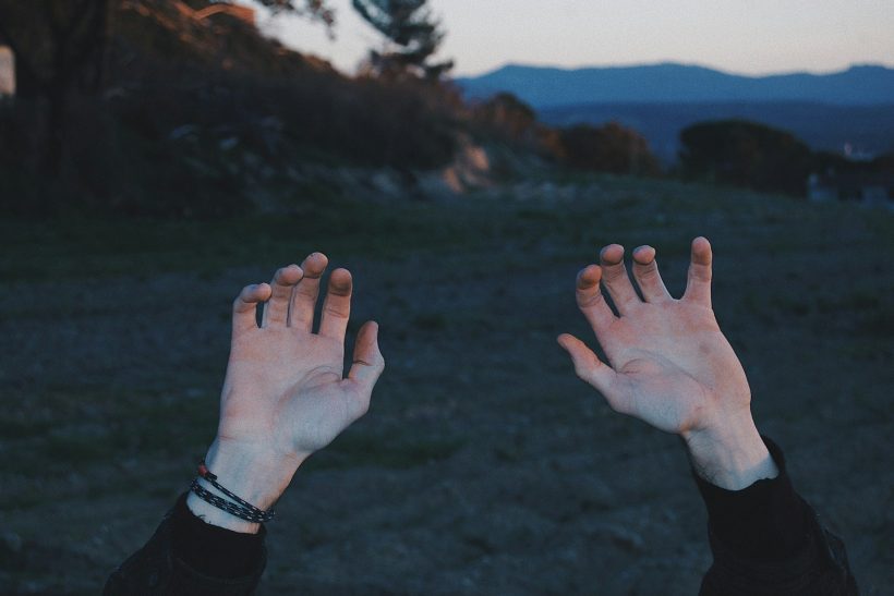 Finger tapping ή αλλιώς «πώς να διώξεις το άγχος σου σε 10 λεπτάκια»