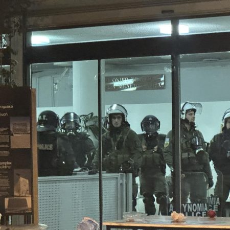 Γιατί δε μιλάει κανείς για τα ΜΑΤ που μπούκαραν χθες στο ΑΠΘ;