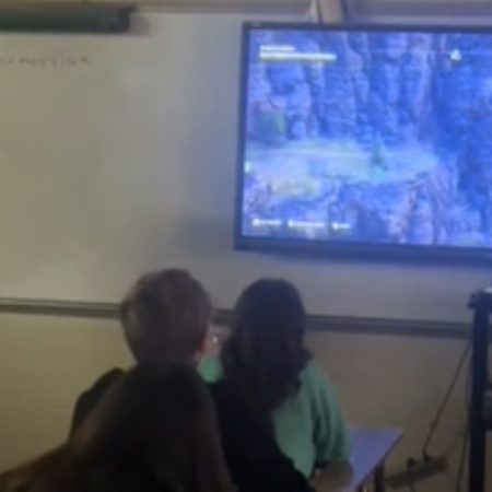 Μόρτης καθηγητής παίζει Assasin's Creed στην τάξη για να εξηγήσει τη μάχη των Θερμοπυλών